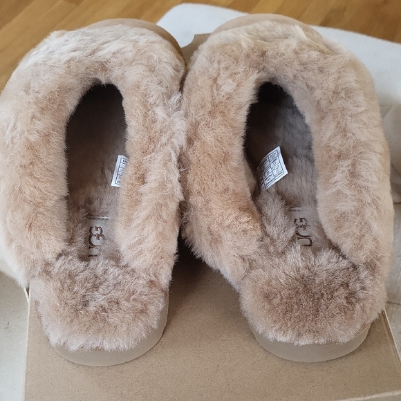 UGG Women's Classic Slippers II in Tan with Plush Fur - Picture 2 of 9